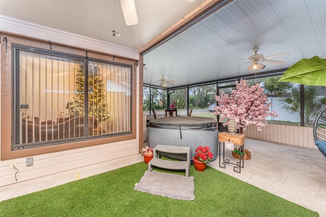 sunroom with ceiling fan