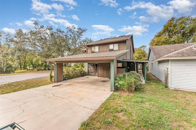 view of front facade featuring concrete driveway