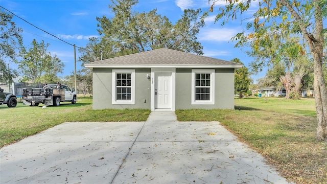 view of front of house featuring a front yard