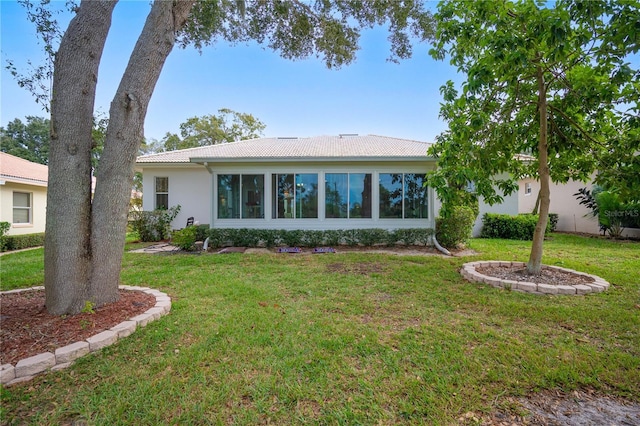 single story home with a front lawn