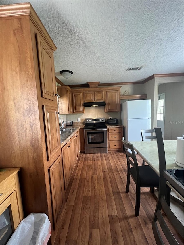 kitchen with sink, white refrigerator, crown molding, stainless steel electric range, and hardwood / wood-style flooring