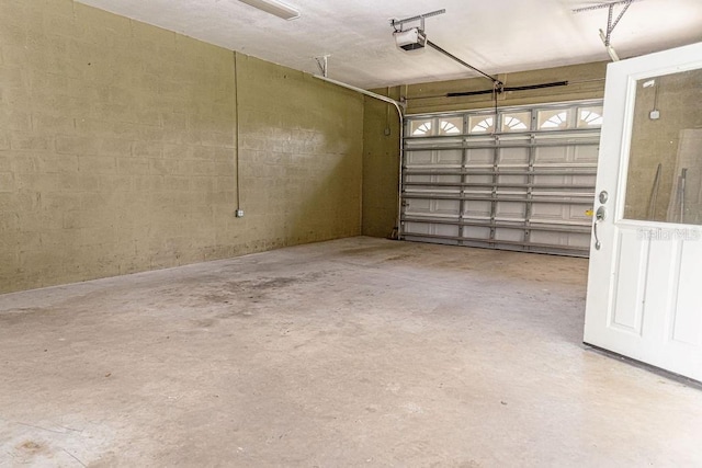 2638 E Knights Griffin Rd, Plant City, FL 33565 - garage with a garage door opener