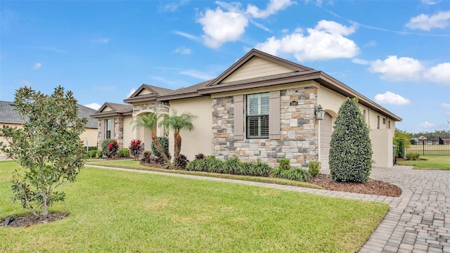 view of front of property featuring a front yard