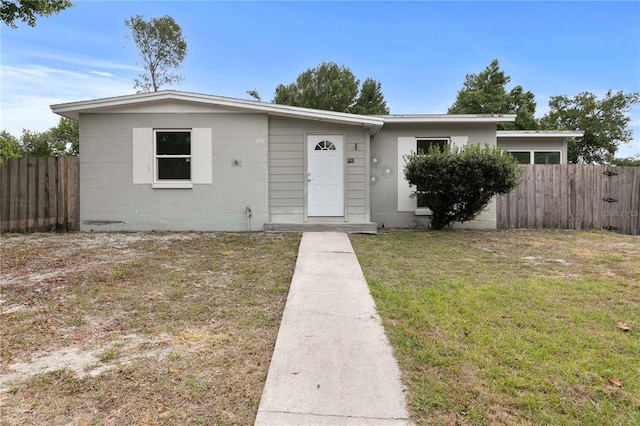 view of front of home featuring a front yard