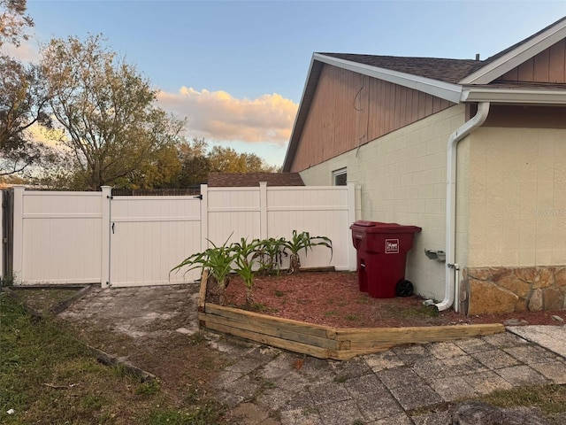 view of yard at dusk