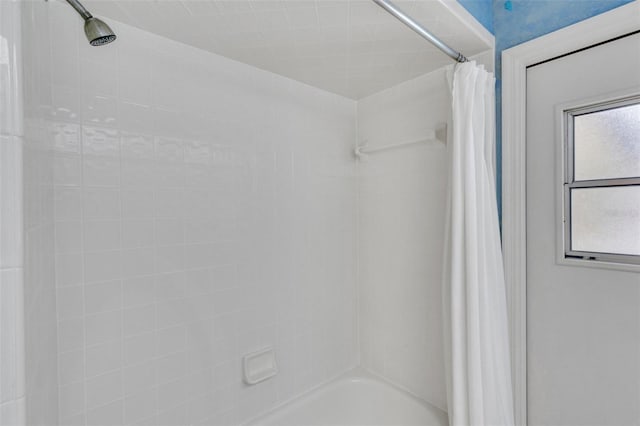 bathroom with shower / tub combo with curtain