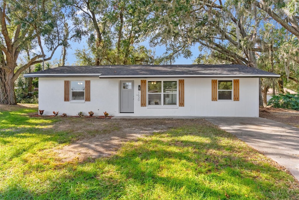 single story home with a front lawn