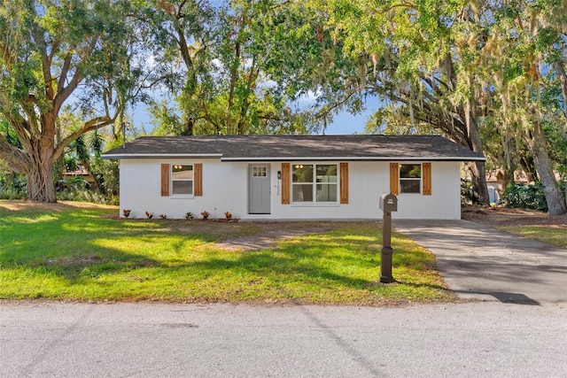 single story home with a front yard