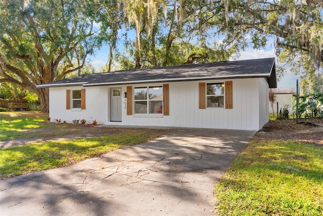 ranch-style house featuring a front yard