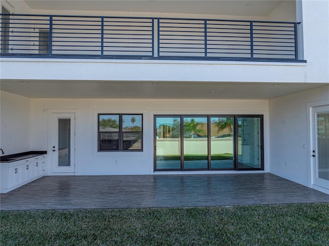 2728 Sunrise Landing Ln, Lakeland, FL 33812 - entrance to property with a balcony, stucco siding, a lawn, and a sink
