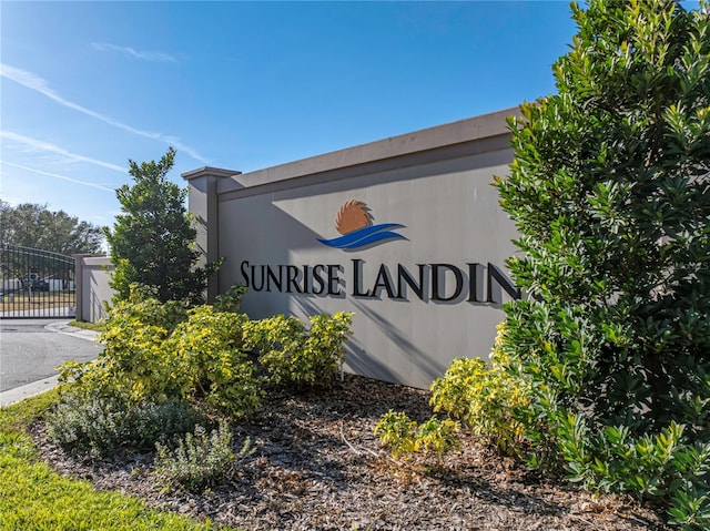 2728 Sunrise Landing Ln, Lakeland, FL 33812 - community / neighborhood sign featuring a gate
