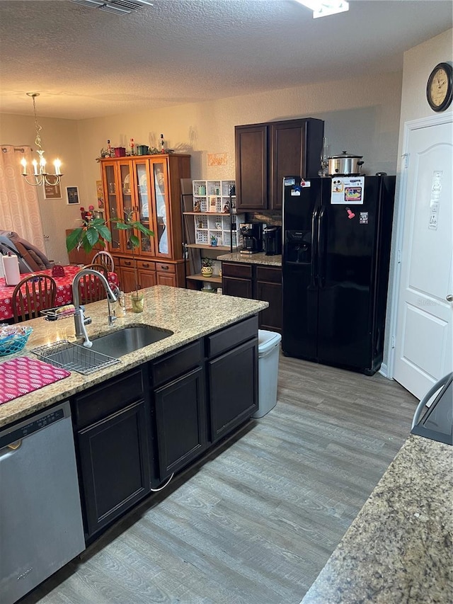 kitchen featuring black refrigerator with ice dispenser, sink, an inviting chandelier, light hardwood / wood-style flooring, and dishwasher