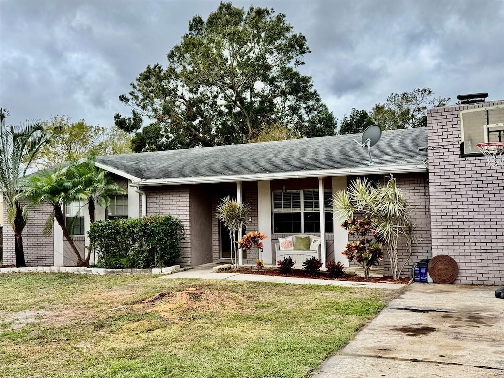 ranch-style home featuring a front yard