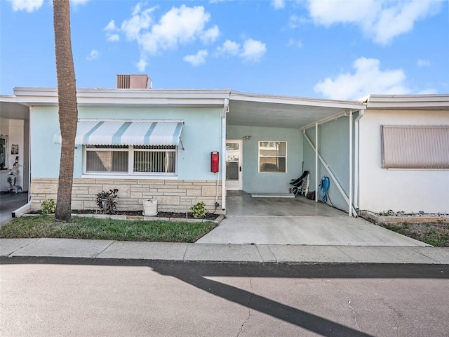 view of front facade with a carport