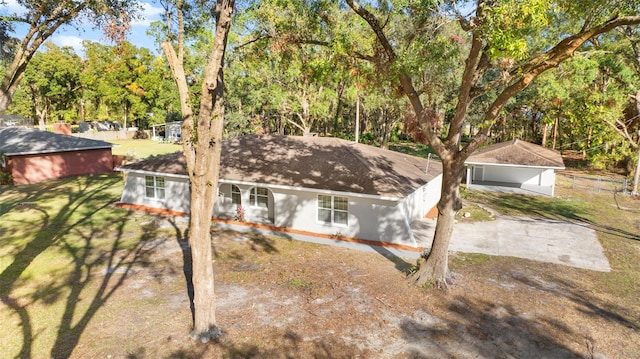 view of front facade featuring an outbuilding, a garage, and a front yard