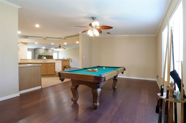 playroom with sink, crown molding, hardwood / wood-style flooring, billiards, and ceiling fan