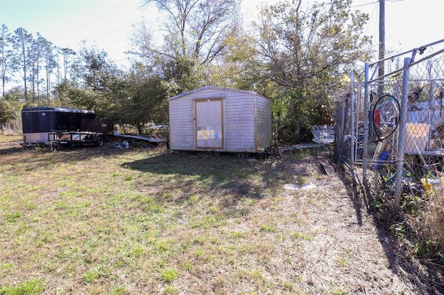 view of yard featuring a storage shed