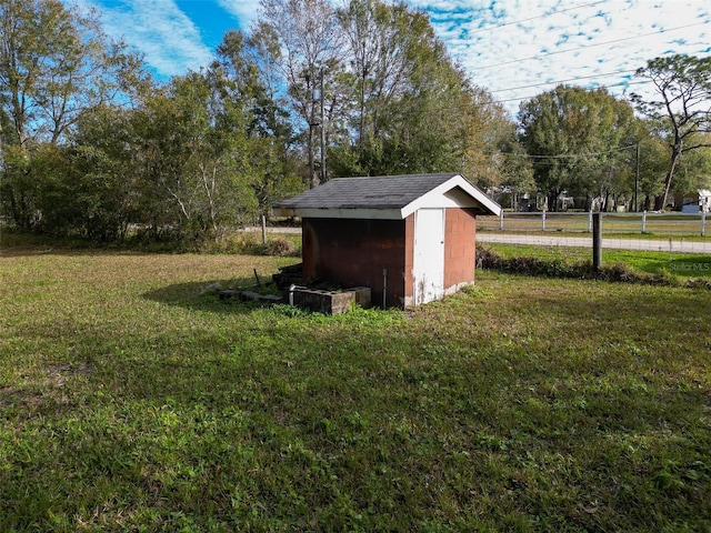 view of yard with a shed