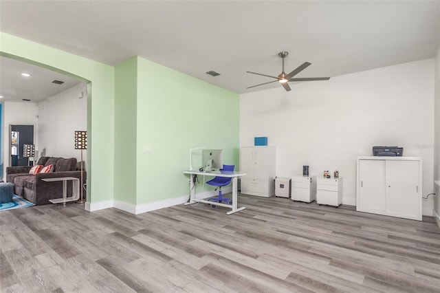 clothes washing area featuring washing machine and dryer, light hardwood / wood-style floors, and ceiling fan