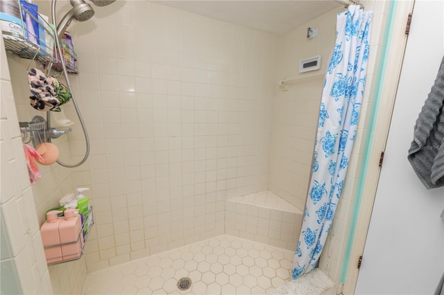 bathroom featuring a shower with shower curtain