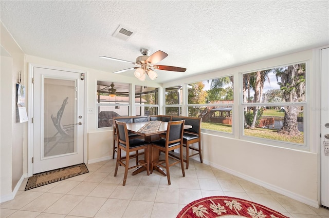 sunroom with ceiling fan