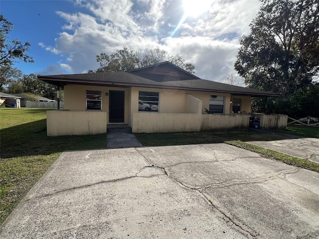 view of front of house featuring a front yard