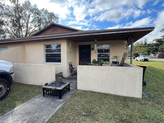 view of front of house with a front lawn