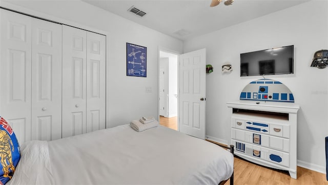 bedroom featuring a ceiling fan, baseboards, visible vents, a closet, and light wood-type flooring