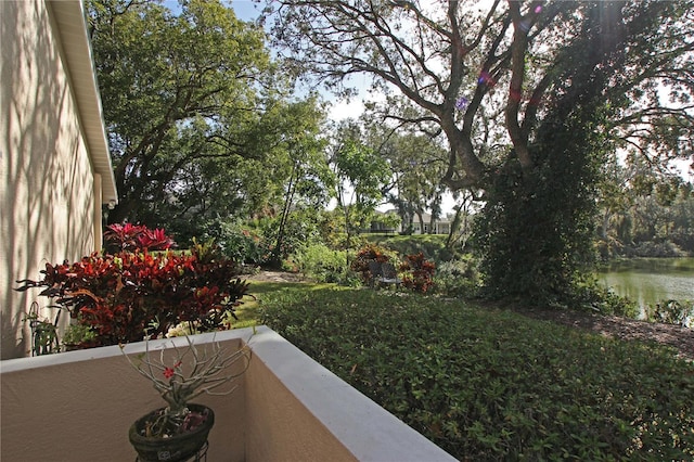 view of yard featuring a water view