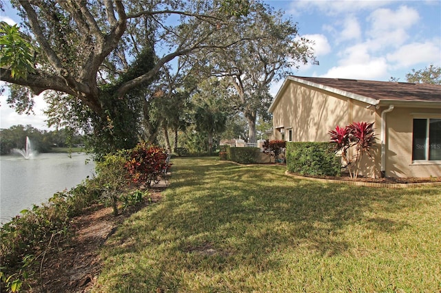 view of yard featuring a water view