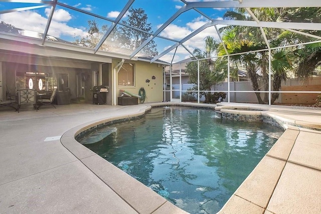 view of pool featuring an in ground hot tub, a patio, glass enclosure, and grilling area