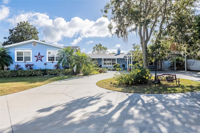 single story home featuring a front lawn