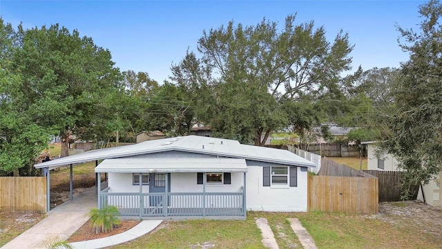 view of front facade featuring a front yard and a carport