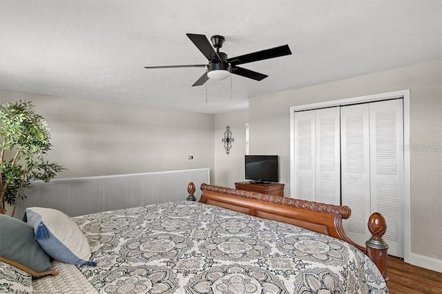 bedroom with hardwood / wood-style floors, ceiling fan, a textured ceiling, and a closet