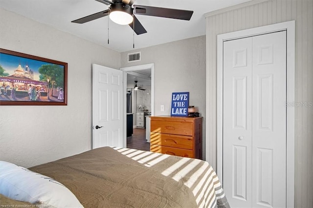 bedroom with ceiling fan, a closet, and hardwood / wood-style floors