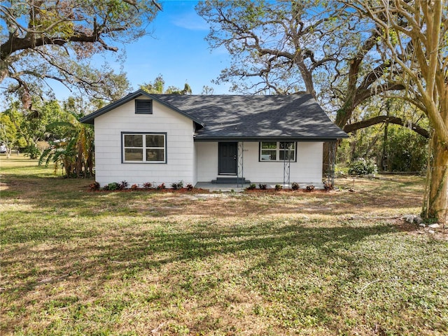 single story home featuring a front lawn