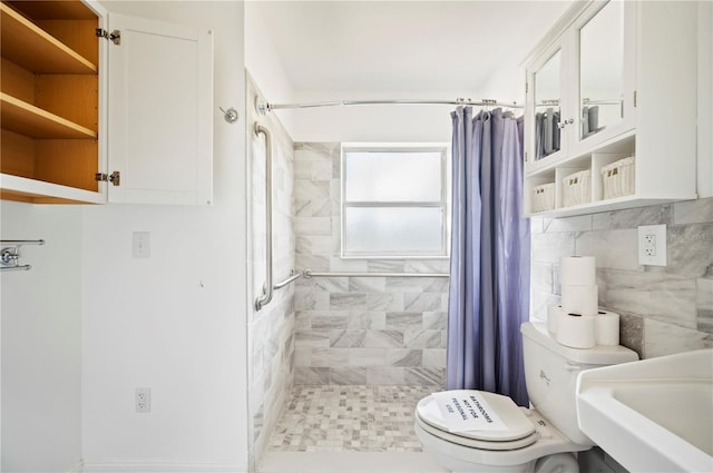 bathroom with toilet, curtained shower, and sink