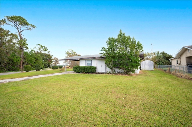 view of front of property featuring a front yard