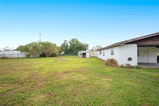 view of yard featuring a storage unit