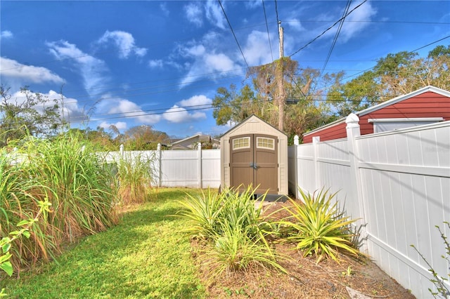 view of yard with a shed