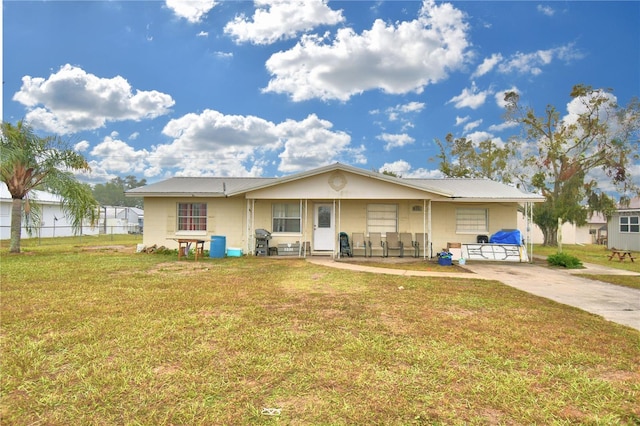 view of front of property featuring a front lawn