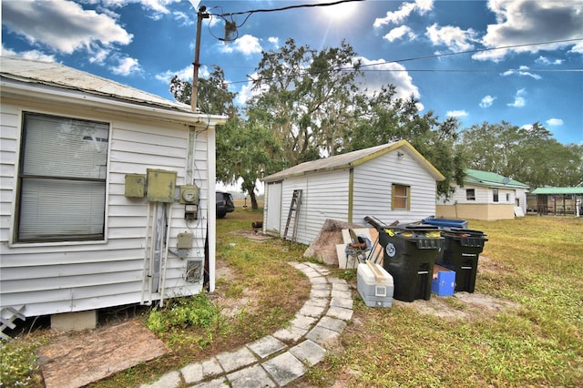 view of yard with an outbuilding