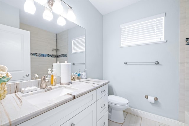 full bath featuring a wealth of natural light, baseboards, a tile shower, and toilet