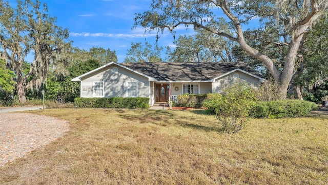 ranch-style home featuring a front lawn