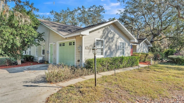 view of front of property featuring a front yard and a garage