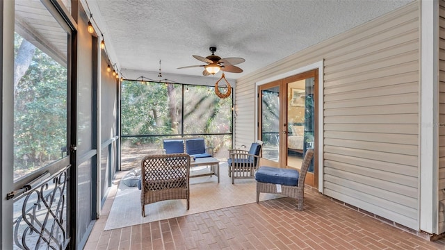 sunroom with ceiling fan