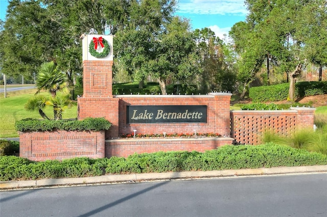 view of community / neighborhood sign