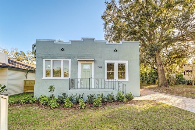 view of front of home featuring a front lawn