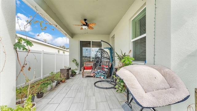 sunroom with ceiling fan