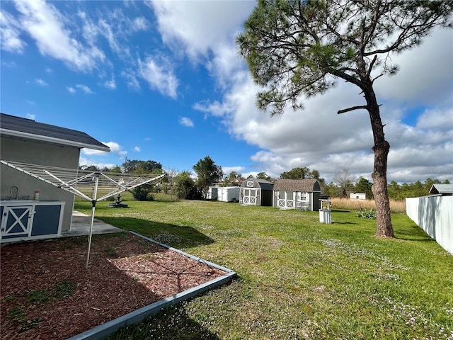 view of yard featuring a shed